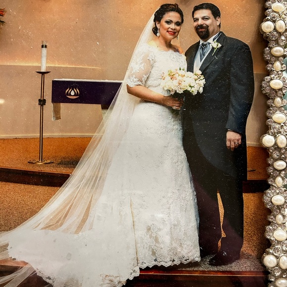 Wedding Dress with some stains - Picture 2 of 8